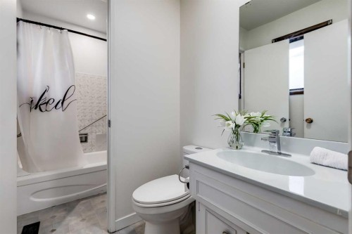 3394 Breton Close Nw, Calgary, AB - Indoor Photo Showing Bathroom