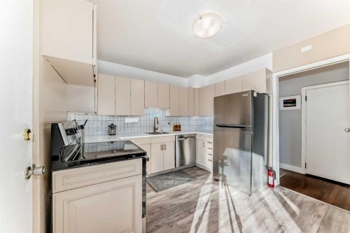 133 28 Avenue Ne, Calgary, AB - Indoor Photo Showing Kitchen
