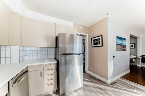 133 28 Avenue Ne, Calgary, AB - Indoor Photo Showing Kitchen