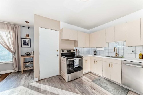 133 28 Avenue Ne, Calgary, AB - Indoor Photo Showing Kitchen