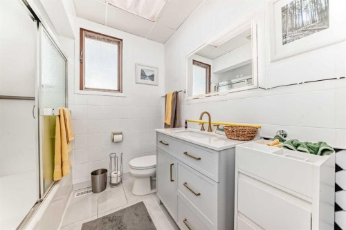 133 28 Avenue Ne, Calgary, AB - Indoor Photo Showing Bathroom