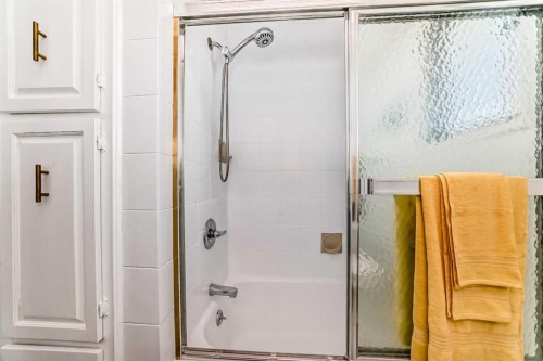 133 28 Avenue Ne, Calgary, AB - Indoor Photo Showing Bathroom