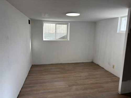 133 28 Avenue Ne, Calgary, AB - Indoor Photo Showing Other Room