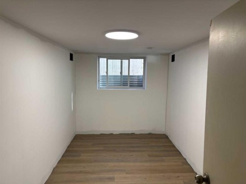 133 28 Avenue Ne, Calgary, AB - Indoor Photo Showing Other Room