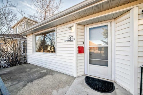 133 28 Avenue Ne, Calgary, AB - Outdoor With Exterior