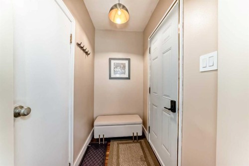 133 28 Avenue Ne, Calgary, AB - Indoor Photo Showing Other Room