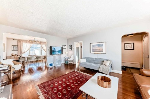 133 28 Avenue Ne, Calgary, AB - Indoor Photo Showing Living Room