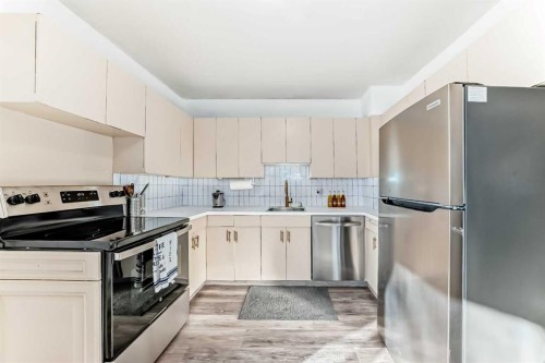 133 28 Avenue Ne, Calgary, AB - Indoor Photo Showing Kitchen