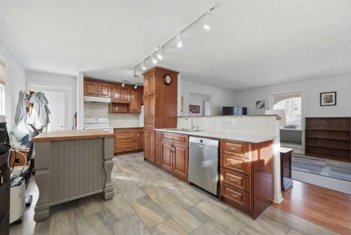 63 Huntmeadow Road Ne, Calgary, AB - Indoor Photo Showing Kitchen
