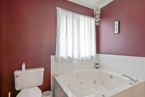 79 Scenic Gardens Nw, Calgary, AB - Indoor Photo Showing Bathroom