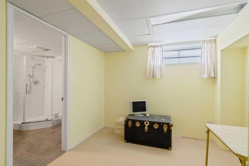 79 Scenic Gardens Nw, Calgary, AB - Indoor Photo Showing Other Room
