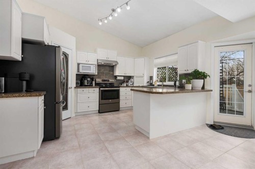 704 Woodside Drive, Airdrie, AB - Indoor Photo Showing Kitchen