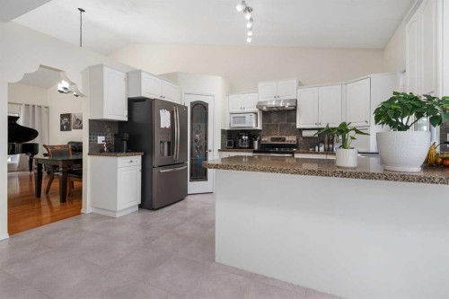 704 Woodside Drive, Airdrie, AB - Indoor Photo Showing Kitchen