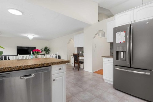 704 Woodside Drive, Airdrie, AB - Indoor Photo Showing Kitchen