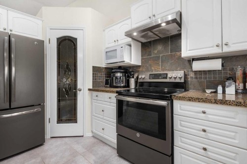 704 Woodside Drive, Airdrie, AB - Indoor Photo Showing Kitchen