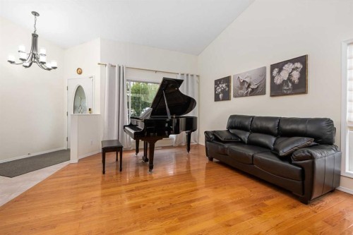 704 Woodside Drive, Airdrie, AB - Indoor Photo Showing Living Room