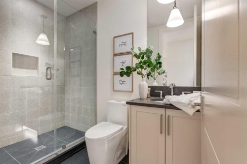 412 40 Avenue Sw, Calgary, AB - Indoor Photo Showing Bathroom
