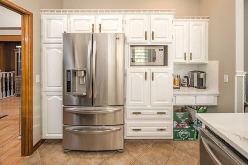 111 Edforth Place Nw, Calgary, AB - Indoor Photo Showing Kitchen