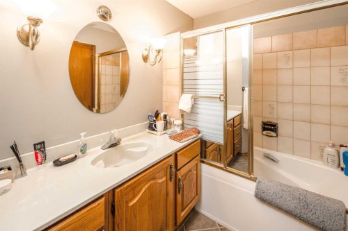 111 Edforth Place Nw, Calgary, AB - Indoor Photo Showing Bathroom