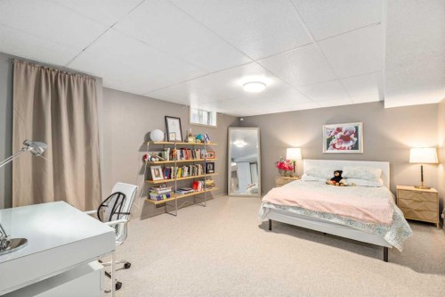 1414 Shawnee Drive, Calgary, AB - Indoor Photo Showing Bedroom