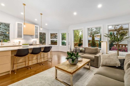 1414 Shawnee Drive, Calgary, AB - Indoor Photo Showing Living Room