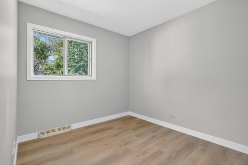 5923 Centre Street Nw, Calgary, AB - Indoor Photo Showing Other Room