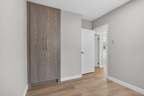 5923 Centre Street Nw, Calgary, AB - Indoor Photo Showing Other Room