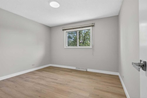 5923 Centre Street Nw, Calgary, AB - Indoor Photo Showing Other Room