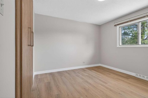 5923 Centre Street Nw, Calgary, AB - Indoor Photo Showing Other Room