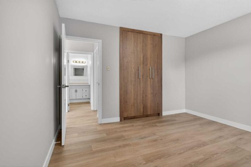 5923 Centre Street Nw, Calgary, AB - Indoor Photo Showing Other Room