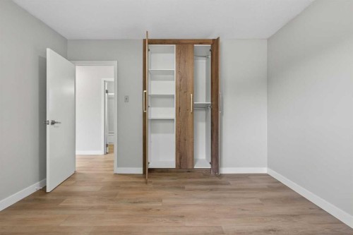 5923 Centre Street Nw, Calgary, AB - Indoor Photo Showing Other Room