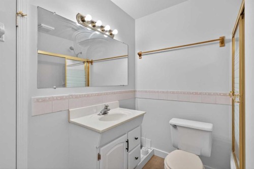 5923 Centre Street Nw, Calgary, AB - Indoor Photo Showing Bathroom