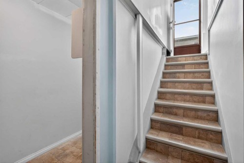 5923 Centre Street Nw, Calgary, AB - Indoor Photo Showing Other Room