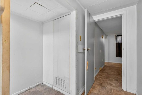 5923 Centre Street Nw, Calgary, AB - Indoor Photo Showing Other Room