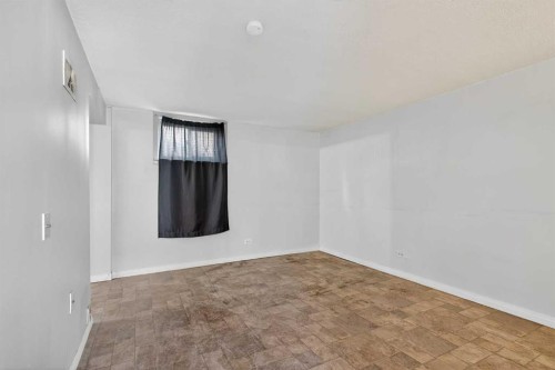 5923 Centre Street Nw, Calgary, AB - Indoor Photo Showing Other Room