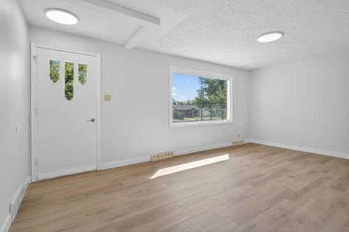 5923 Centre Street Nw, Calgary, AB - Indoor Photo Showing Other Room