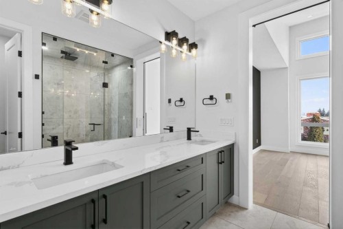 1137 41 Street Sw, Calgary, AB - Indoor Photo Showing Bathroom