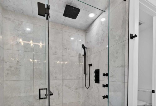 1137 41 Street Sw, Calgary, AB - Indoor Photo Showing Bathroom