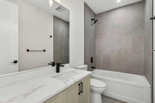 1137 41 Street Sw, Calgary, AB - Indoor Photo Showing Bathroom