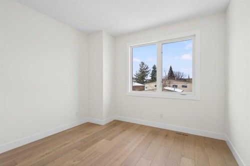 1137 41 Street Sw, Calgary, AB - Indoor Photo Showing Other Room