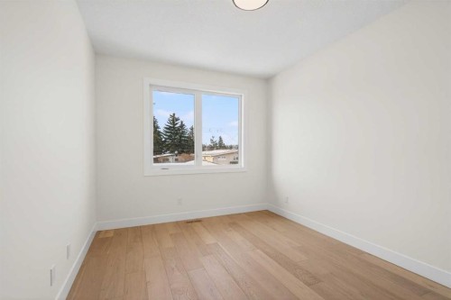 1137 41 Street Sw, Calgary, AB - Indoor Photo Showing Other Room