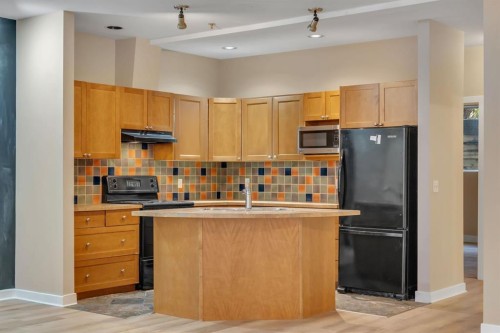 403-718 5 Street Ne, Calgary, AB - Indoor Photo Showing Kitchen