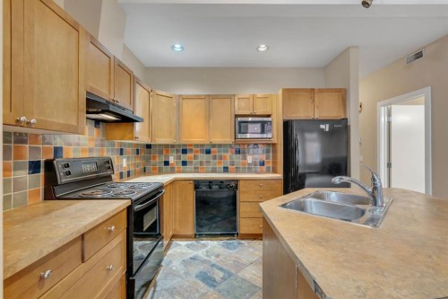 403-718 5 Street Ne, Calgary, AB - Indoor Photo Showing Kitchen With Double Sink