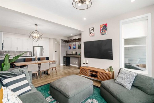 915 Crestridge Common Sw, Calgary, AB - Indoor Photo Showing Living Room