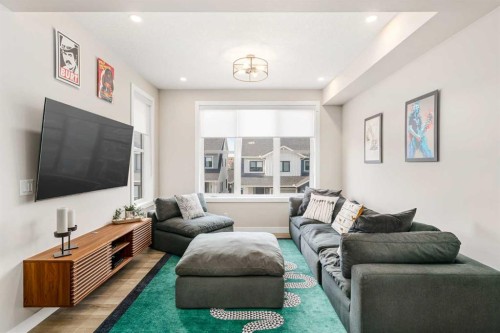 915 Crestridge Common Sw, Calgary, AB - Indoor Photo Showing Living Room