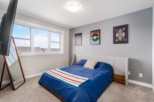 915 Crestridge Common Sw, Calgary, AB - Indoor Photo Showing Bedroom