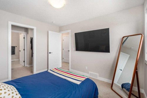 915 Crestridge Common Sw, Calgary, AB - Indoor Photo Showing Bedroom
