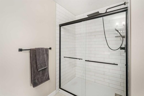 915 Crestridge Common Sw, Calgary, AB - Indoor Photo Showing Bathroom