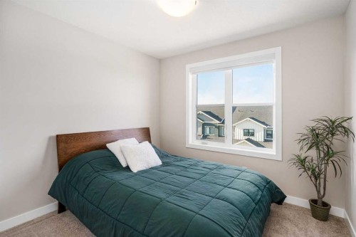 915 Crestridge Common Sw, Calgary, AB - Indoor Photo Showing Bedroom