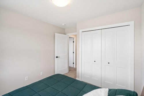 915 Crestridge Common Sw, Calgary, AB - Indoor Photo Showing Bedroom